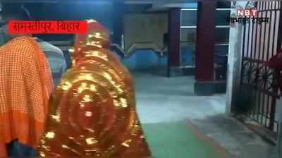 42 साल के टीचर को 20 की छात्रा से हुआ प्यार, फिर मंदिर में शादी का VIDEO वायरल