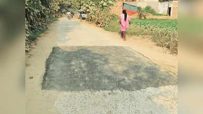 Ambedkar Nagar: घटिया सड़क निर्माण की पोल खुलते ही PWD लीपापोती में जुटा, अब सफाई देते फिर रहा विभाग