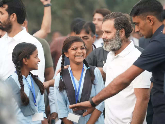 बूंदी में यात्रा के दौरान स्कूली छात्राओं से मिले राहुल