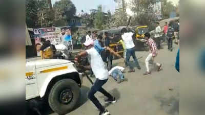 VIDEO : भररस्त्यात शिंदे गटाचे कार्यकर्ते भिडले; लाठ्या-काठ्यांनी हल्ला; काही जण जागीच बेशुद्ध
