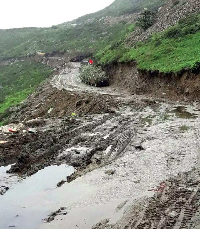 मौके की ताक में बैठा था चीन और...