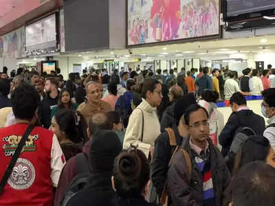 Delhi Airport Mess: दिल्ली एयरपोर्ट पर राशन की दुकान जैसी भीड़! जाने से पहले देख लें इंडिगो का यह नोटिस