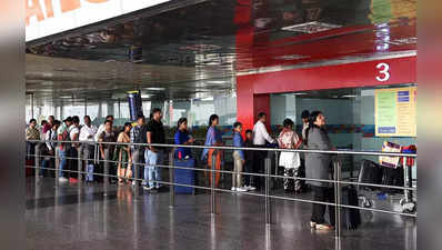 Delhi Airport Mess: दिल्ली एयरपोर्ट पर स्थिति सुधरी, फ्लाइट पकड़ने के लिए अब नहीं लग रहा ज्यादा समय... सरकार ने किया दावा