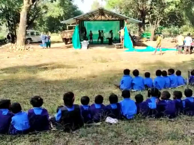कई गांवों में स्कूल को कर दिया है ध्वस्त