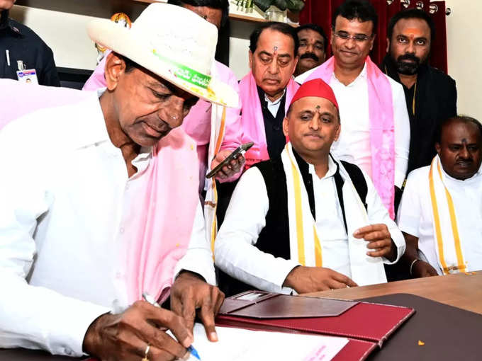 KCR With Akhilesh Yadav