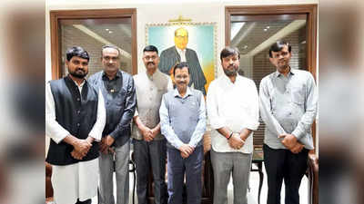 AAP MLA Meets Kejriwal: गुजरात में विधायकों को टूटने की अटकलों बीच दिल्ली से आई हम पांच की यह तस्वीर