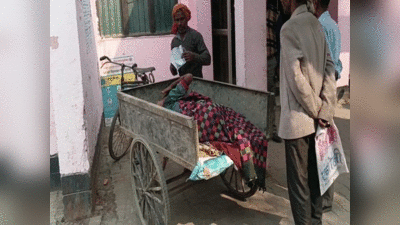 Kushinagar : मरीज को ठेले पर लेकर अस्पताल पहुंचे परिजन, वीडियो वायरल होने पर सफाई देते फिर रहे अधिकारी