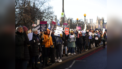 UK Nurses Strike: ഒരു ലക്ഷത്തിലേറെ നഴ്സുമാർ സമരവുമായി തെരുവിൽ; 74 വർഷചരിത്രത്തിലെ ആദ്യസംഭവം, ബ്രിട്ടന്റെ ഭാവി എങ്ങോട്ട്?