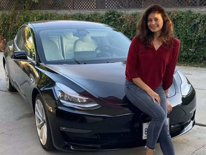 पूजा बत्रा के पास Tesla Model 3