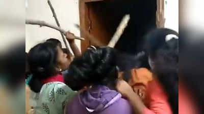 लड़कियों ने स्कूल प्रिंसिपल को डंडों से कूटा, वीडियो हुआ वायरल