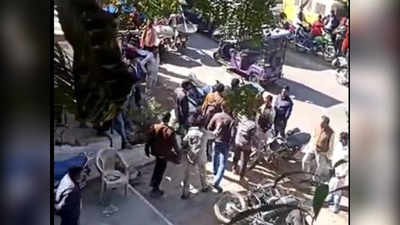 Chhatarpur: बाइक टकराने के बाद हुआ था विवाद, युवक की बेरहमी से पिटाई, मारपीट का Video वायरल