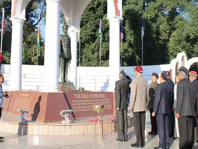 ​युद्ध स्मारक पर नमन