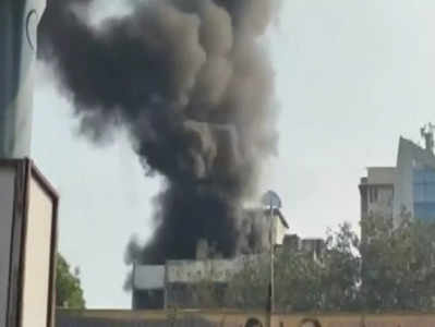 Mumbai Fire: मुंबई में पारेख अस्पताल के पास बिल्डिंग में लगी भीषण आग, 1 की मौत, दो महिलाएं झुलसीं