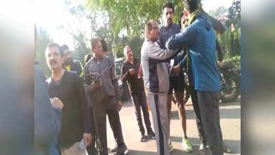 Indore: अखलाक बनकर राहुल मॉर्निंग वॉक में मटन पर डाल रहा था डोरे, बजरंगियों ने किया पुलिस के हवाले