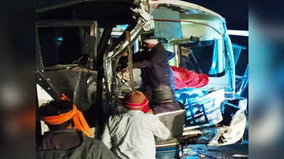 Varanasi News: महाराष्ट्र के श्रद्धालुओं से भरी बस ट्रक में घुसी...13 घायल, वाराणसी आए थे घूमने