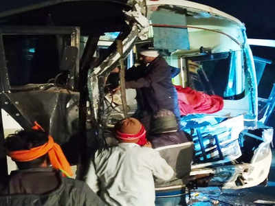 Varanasi News: महाराष्ट्र के श्रद्धालुओं से भरी बस ट्रक में घुसी...13 घायल, वाराणसी आए थे घूमने