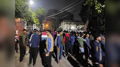 मनकामेश्वर इलाके में लखनऊ यूनिवर्सिटी हॉस्टल के छात्र और पुलिस में भिड़ंत... फिर रात भर छात्रों का प्रदर्शन