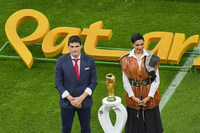 deepika padukone fifa trophy