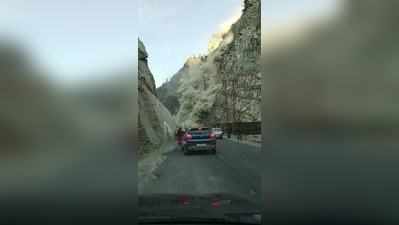 Kinnaur Landslide: किन्नौर में नेशनल हाईवे-5 पर फिर दरका पहाड़, लोगों की निकल गई चीखें, देखें वीडियो