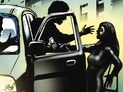 Delhi Crime: युवती से चलती कार में गैंगरेप, रात को सुनसान जगह धक्का देकर फरार, ट्रक वाले से मदद लेकर दिल्ली पहुंची युवती