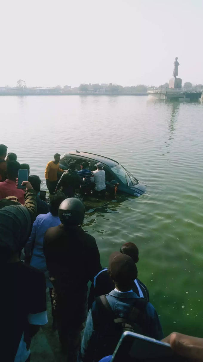 अनियंत्रित कार बड़ा तालाब में गिर गई, बच्ची समेत तीन की बची जान