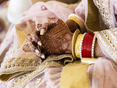 Best Bridal Chura Shop: दुल्हन की कलाइयों को सजाती हैं दिल्ली की ये चूड़ा मार्केट, वीकेंड पर खरीदें सस्ते सेट