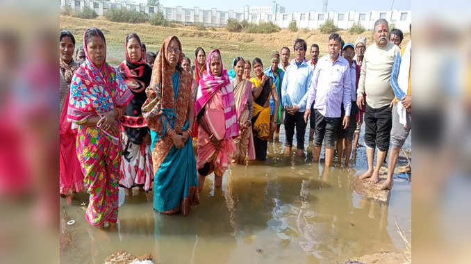 IIM रांची और GAIL Company के खिलाफ ग्रामीणों का प्रदर्शन, रास्ते की मांग को लेकर ‘जल सत्याग्रह’ की शुरुआत