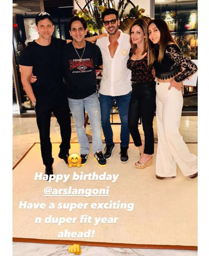 Hrithik shared a picture with Arslan, Sussane, her brother and former actor Zayed Khan