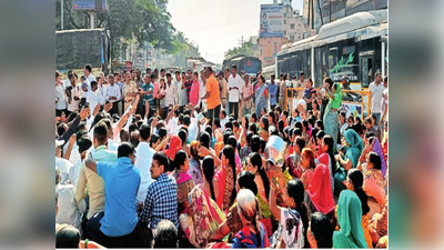 पाण्यासाठी महिला रस्त्यावर; फुरसुंगीमधील पाणीसमस्या तीव्र, रास्ता रोकोदरम्यान मोठी वाहतूक कोंडी