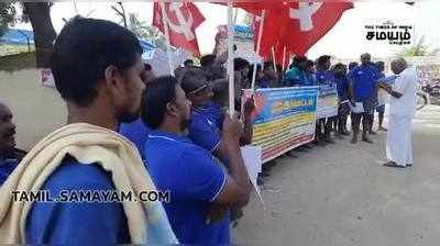 திருப்பூர்: டாஸ்மாக் குடோன் சுமைப்பணி தொழிலாளர்கள் ஆர்ப்பாட்டம்!
