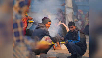 रात 8 बजे के बाद नहीं मिलता खाना, एक कंबल के सहारे कटती है रात, दिल्ली की ठंड में रैन बसेरों का ऐसा हाल