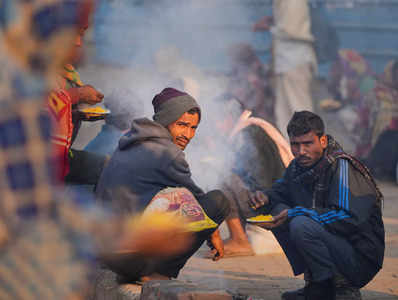 रात 8 बजे के बाद नहीं मिलता खाना, एक कंबल के सहारे कटती है रात, दिल्ली की ठंड में रैन बसेरों का ऐसा हाल