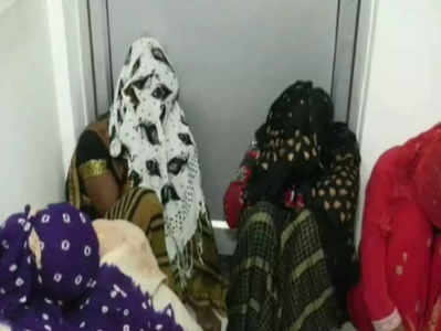 Mumbai News: मुंबई में सेक्‍स रैकेट का भंडाफोड़, पुलिस ने घर में बने तहखाने से बाहर निकालीं 26 मह‍िलाएं