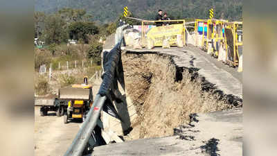 Dehradun News: देहरादून में जौलीग्रांट हवाई अड्डा जाने वाले पुल की एप्रोच रोड टूटी, आवागमन रोका गया