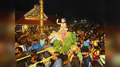 പുലിപ്പുറത്തേറിയ മണികണ്ഠന്‍, പന്തളരാജാവ്, വെളിച്ചപ്പാട്; സന്നിധാനത്ത് ഉത്സവാന്തരീക്ഷമൊരുക്കി കര്‍പ്പൂരാഴി ഘോഷയാത്ര