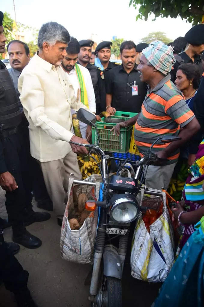 చంద్రబాబు బొబ్బిలి పర్యటనలో ఆసక్తికర సీన్.. రూ. 2 వేలతో