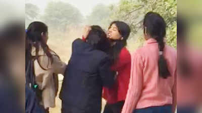 Hapur Video Viral: कालेज के सामने ही छात्राओं के गुट भिड़े, एक-दूसरे का बाल नोंचते वीडियो वायरल
