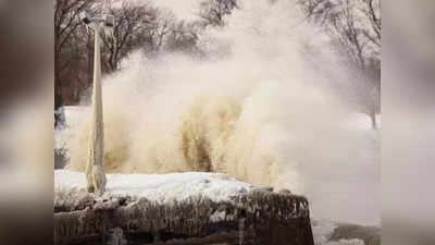 US Deadly Bomb Cyclone: अमेरिका में बर्फीले बम चक्रवात की वजह से हालात खतरनाक, 18 लोगों की मौत