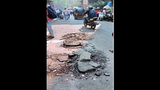 मॅनहोलसाठी खोदकाम; आयुक्तांच्या आदेशानंतरही महापालिकेचा उलटा कारभार