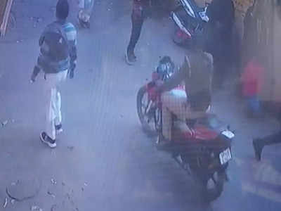 Sultanpur News: सुलतानपुर जिला अस्पताल से पुलिसकर्मी ने चोरी की बाइक? मुकदमा नहीं दर्ज कर रहे थाने वाले