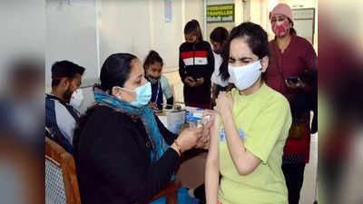 दिल्ली में कोरोना: वैक्सीनेशन के लिए खूब आ रहे हैं लोग पर ऑनलाइन स्लॉट मिलने में मुश्किल