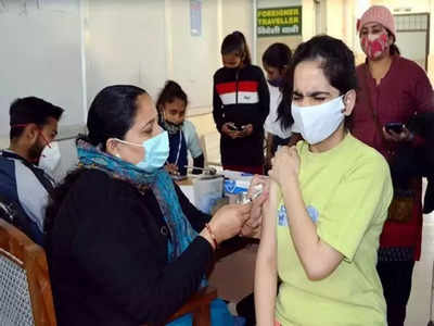 दिल्ली में कोरोना: वैक्सीनेशन के लिए खूब आ रहे हैं लोग पर ऑनलाइन स्लॉट मिलने में मुश्किल