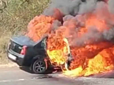 Nashik Burning Car: देवदर्शनासाठी जाताना कारला भीषण आग; VIDEO पाहून थरकाप उडेल