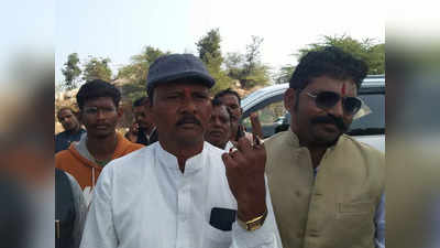 Gujarat News: गुजरात बीजेपी नेता और उनके बेटे पर जबरन वसूली का आरोप, पुलिस ने दर्ज किया केस