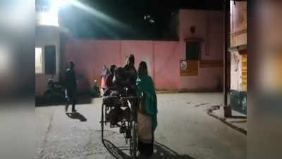 रायबरेली में पति को रिक्शे पर लादकर अस्पताल पहुंची महिला, बोली- साहब सिर्फ पैसे वालों को मिलती है एंबुलेंस