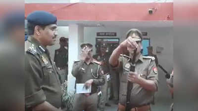 UP Police: यूपी पुलिस का कारनामा, दारोगा ने राइफल की नली में डाल दी गोली, DIG भी हंसने लगे, देखें Video