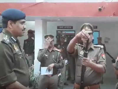 UP Police: यूपी पुलिस का कारनामा, दारोगा ने राइफल की नली में डाल दी गोली, DIG भी हंसने लगे, देखें Video 