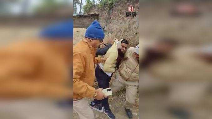 Chhapra News: मशरक नगर पंचायत के चुनाव में रुपया बांट रहे पूर्व उपप्रमुख गिरफ्तार, देखिए वीडियो
