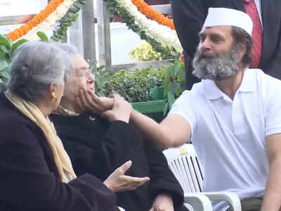 Rahul Gandhi: सोनिया गांधी ने ऐसा क्या कहा कि राहुल ने खींच दिए मां के गाल, देखिए वीडियो