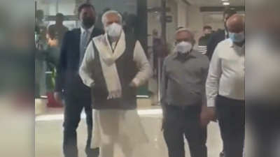 मां-बेटे का रिश्ता ही कुछ ऐसा है... सदरी में हाथ डाले अस्पताल में खामोश चल रहे थे PM मोदी